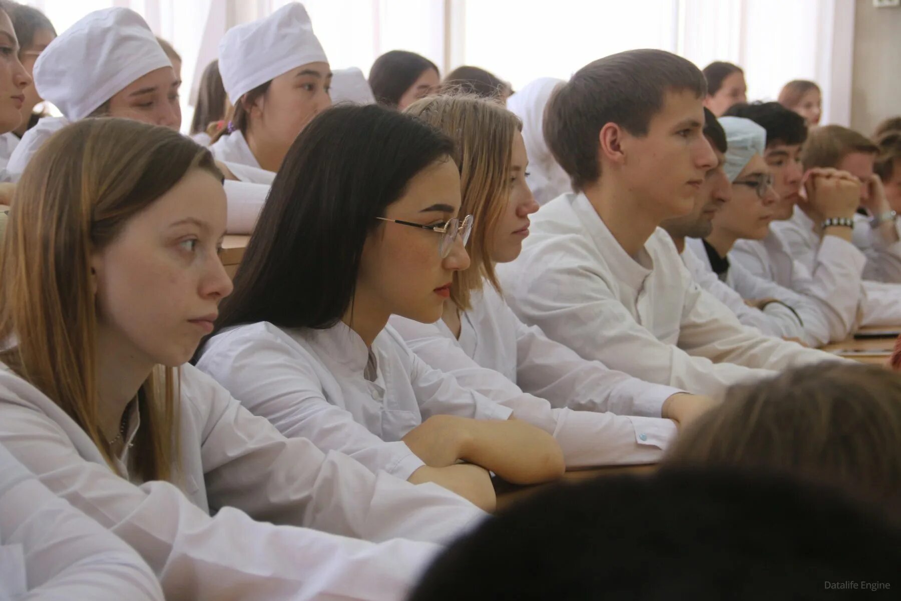 Медицинский колледж магнитогорск фото 31 мая глава города Сергей Бердников встретился со студентами и преподавателями 