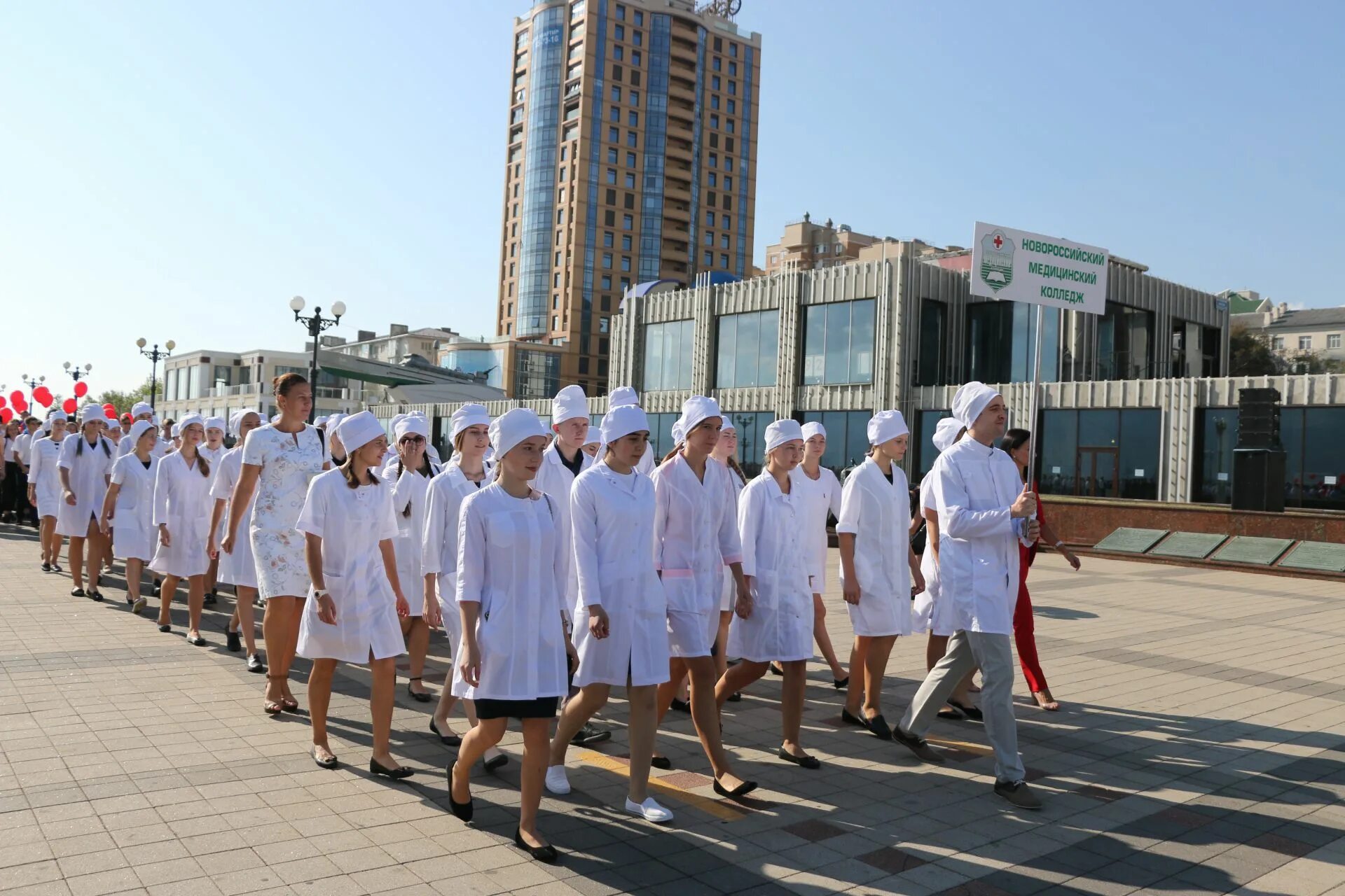 Медицинский колледж в анапе фото В честь Дня города в Новороссийске состоялся традиционный парад первоклассников 