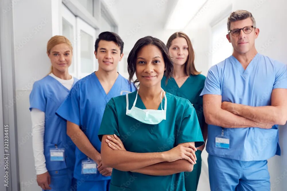 Медицинский персонал фото Portrait Of Multi-Cultural Medical Team Standing In Hospital Corridor Фотографія