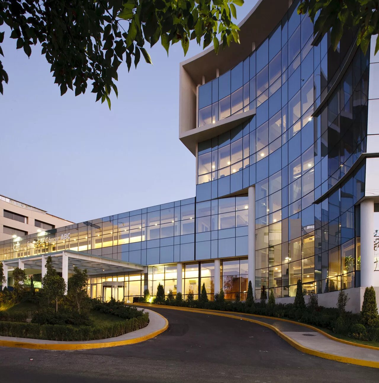 Медицинский центр фото здания Gallery of ABC Cancer Center / HKS - 2