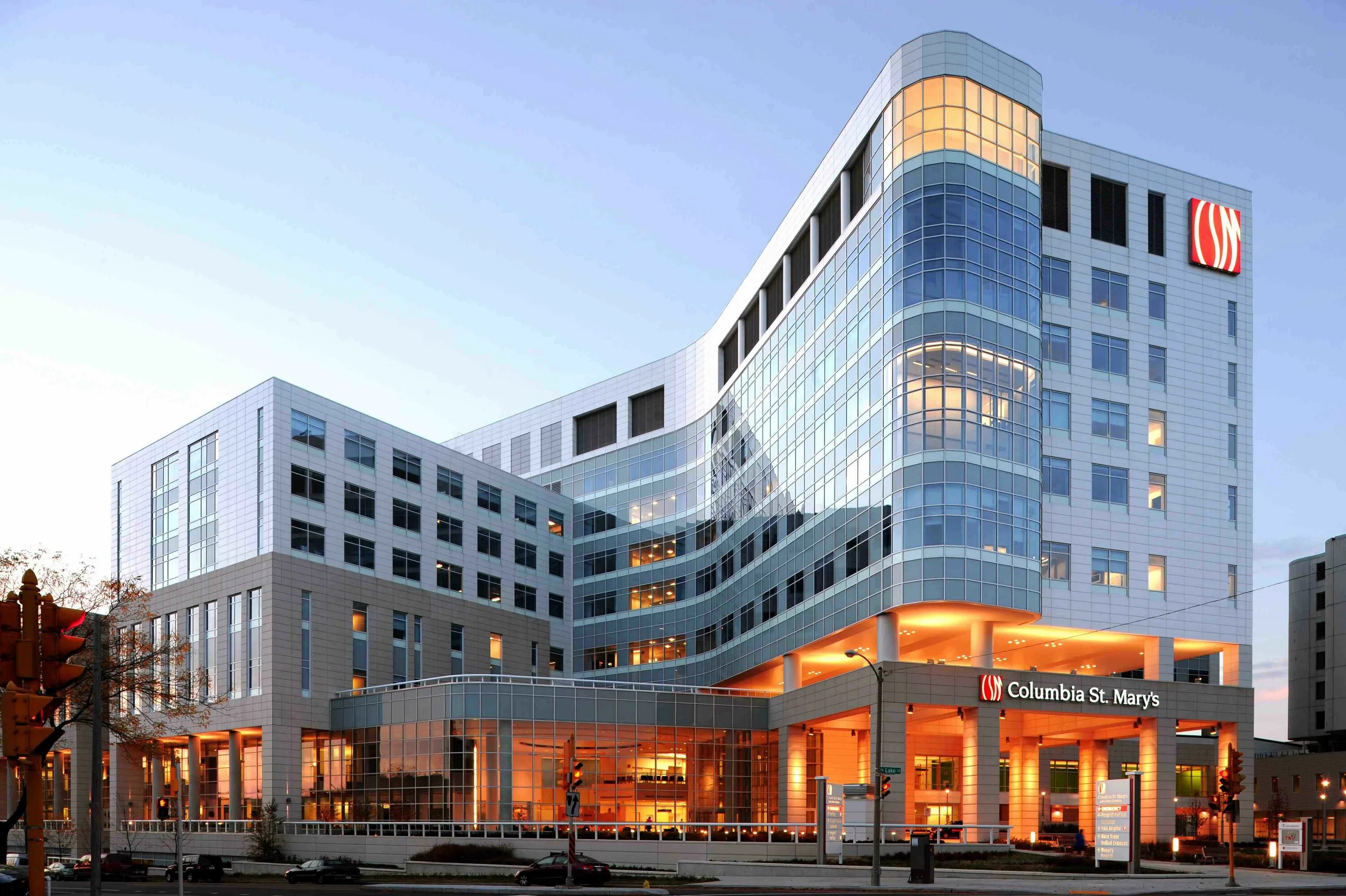 Медицинский центр фото здания Mary’s Hospital in Milwaukee, the state’s largest hospital construction project.