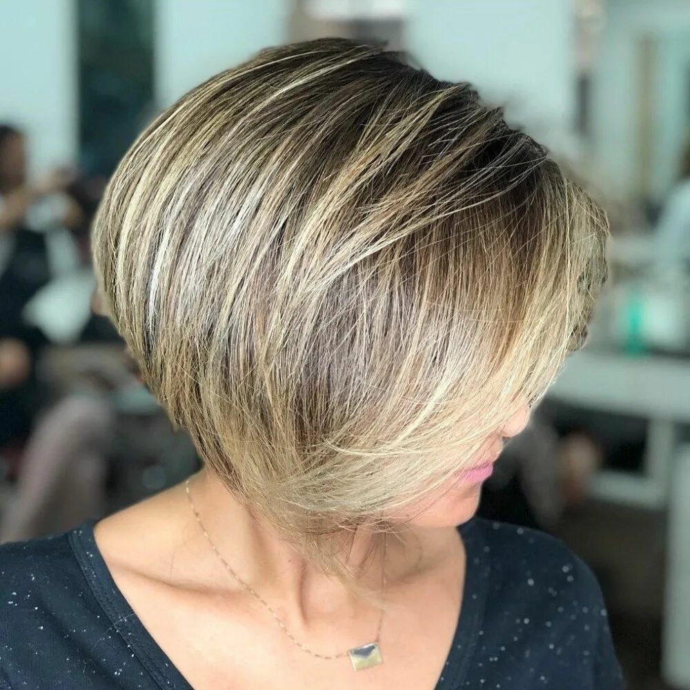 Медиум боб каре стрижка фото Short Bronde Bob with Swoopy Bangs Stacked bob haircut, Short bob haircuts, Bobs