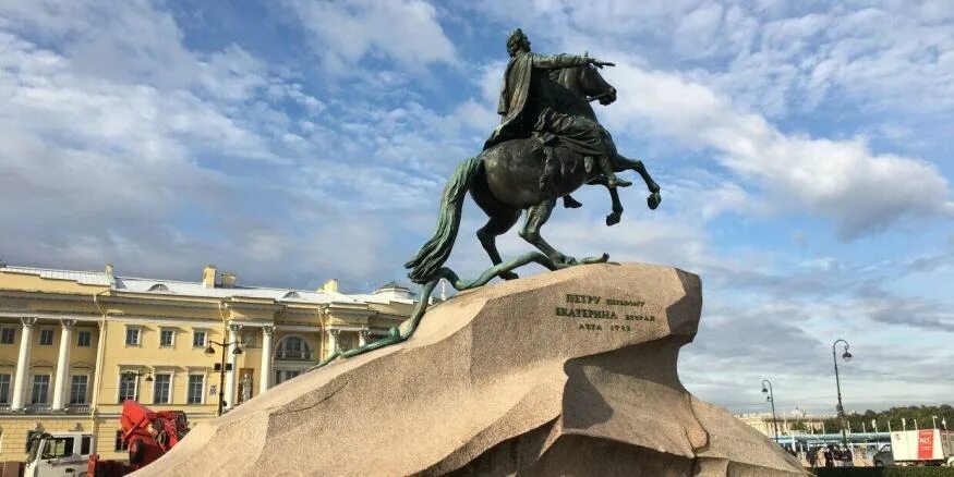 Медный всадник санкт петербург сенатская площадь фото На Сенатской площади перед зимой помыли памятник "Медный всадник"