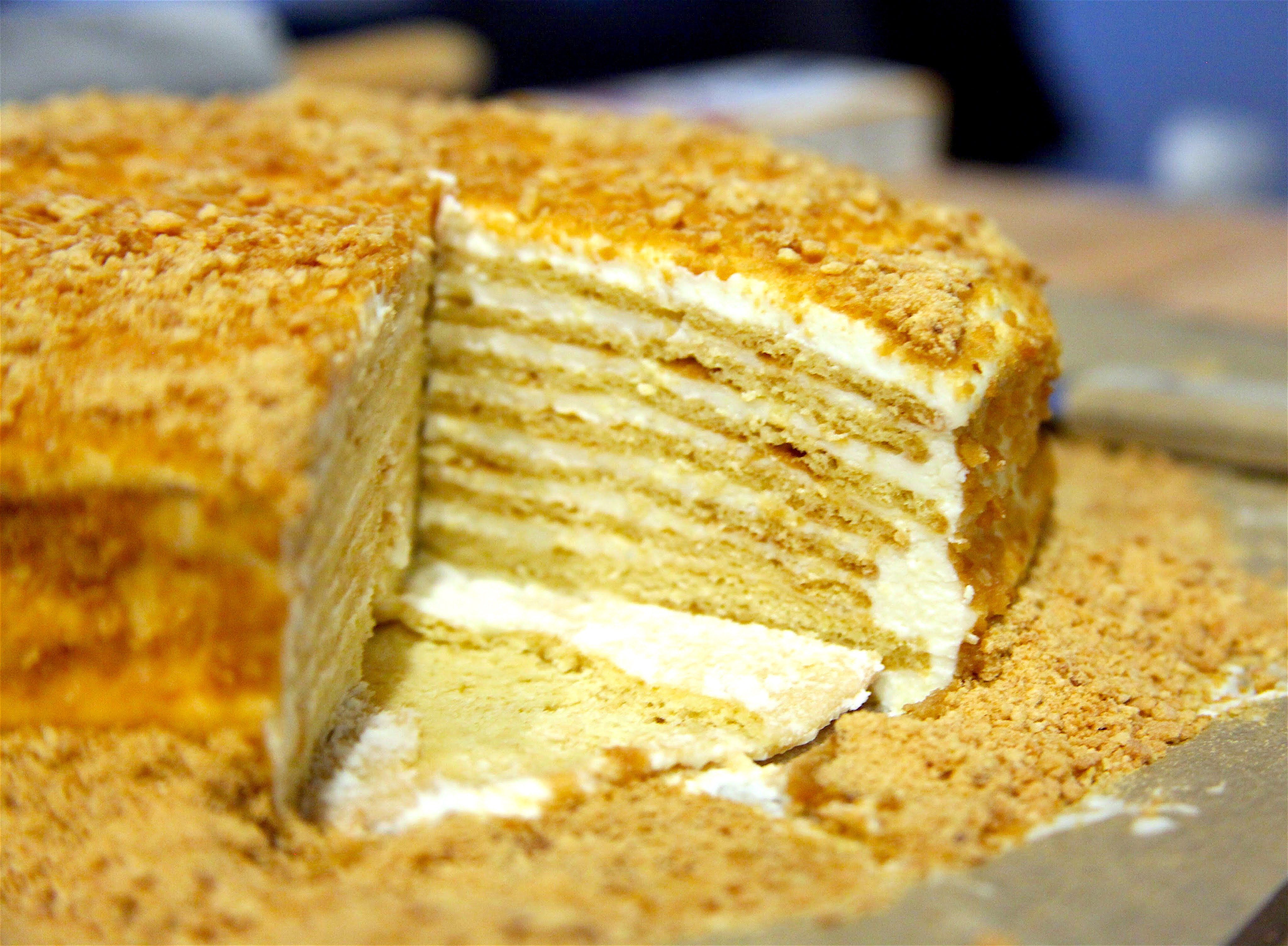 Медовик с сметанным кремом с фото Medovik Tort: 15-Layer Russian Honey Cake Honey cake recipe, Cake recipes, Honey