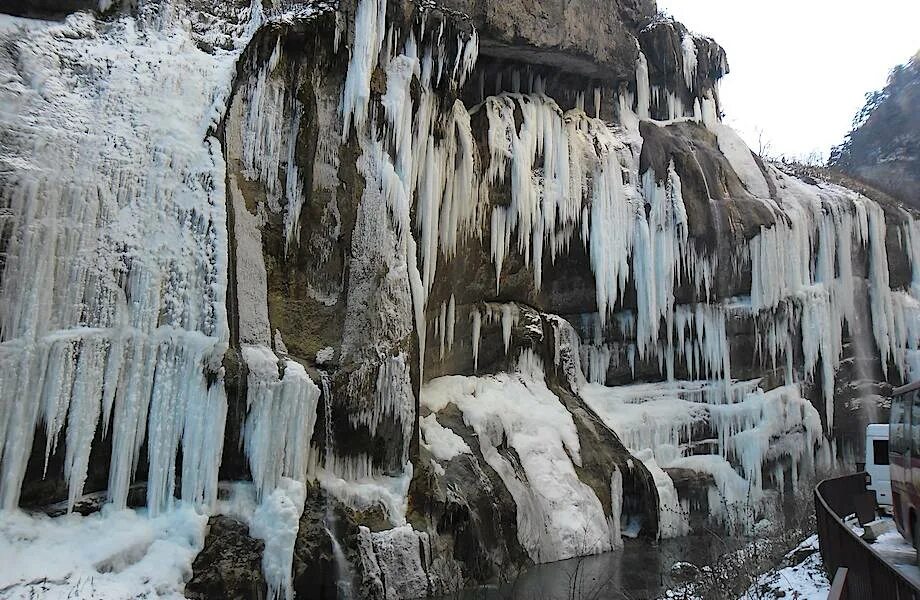 Медовые водопады зимой фото 11 потрясающих замерзших водопадов России, которые необходимо увидеть