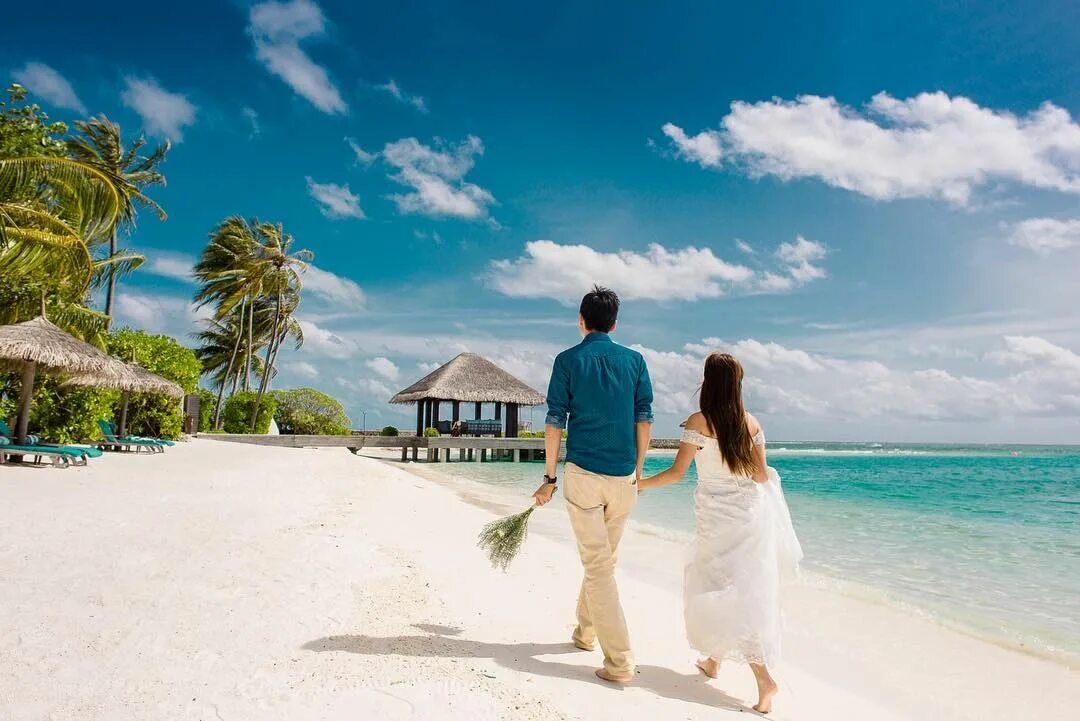 Медовый месяц фото Couple on the beach of a Tropical island in Maldives Bounded by Asia (India) Afr