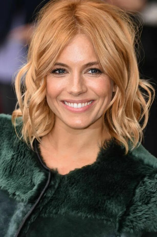 Медовый цвет на коротких волосах фото Pin by Katja Savelius on Sienna Miller Strawberry blonde hair color, Bob hairsty