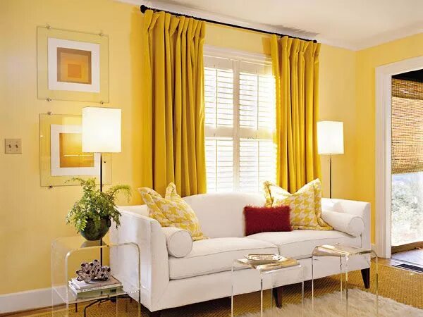 Медовый цвет в интерьере Brighten Up Your Living Room with Yellow Curtains