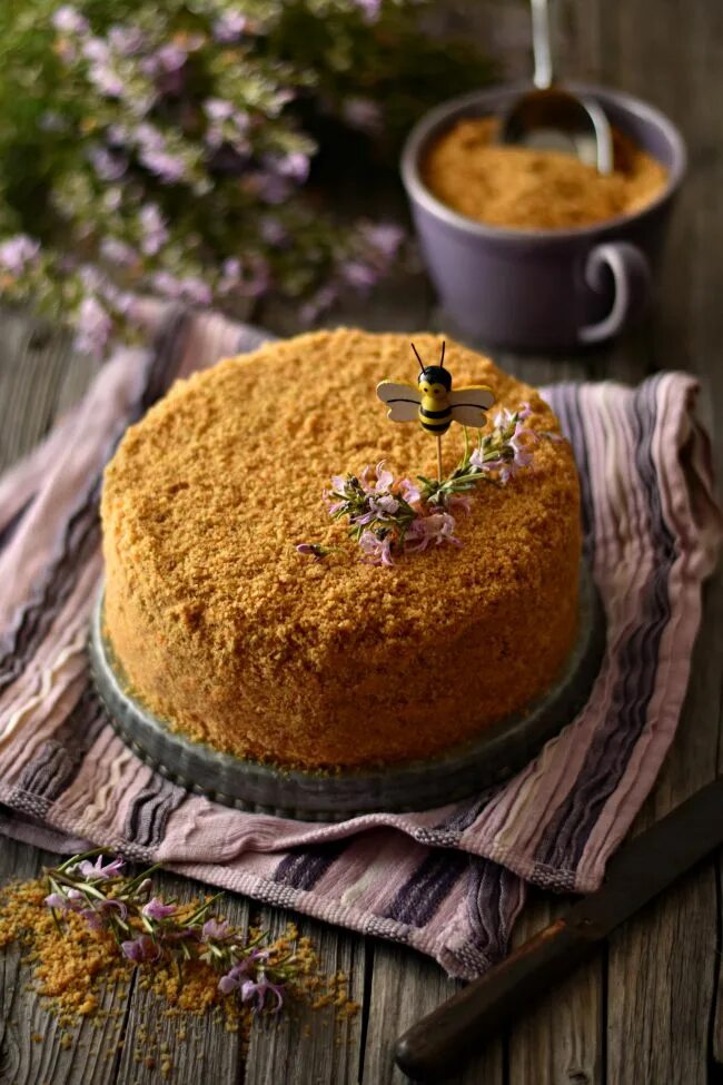 Медовый торт декор Medovik Cake Russian Honey Cake Bolo de mel russo, Bolo de mel, Ideias de bolos