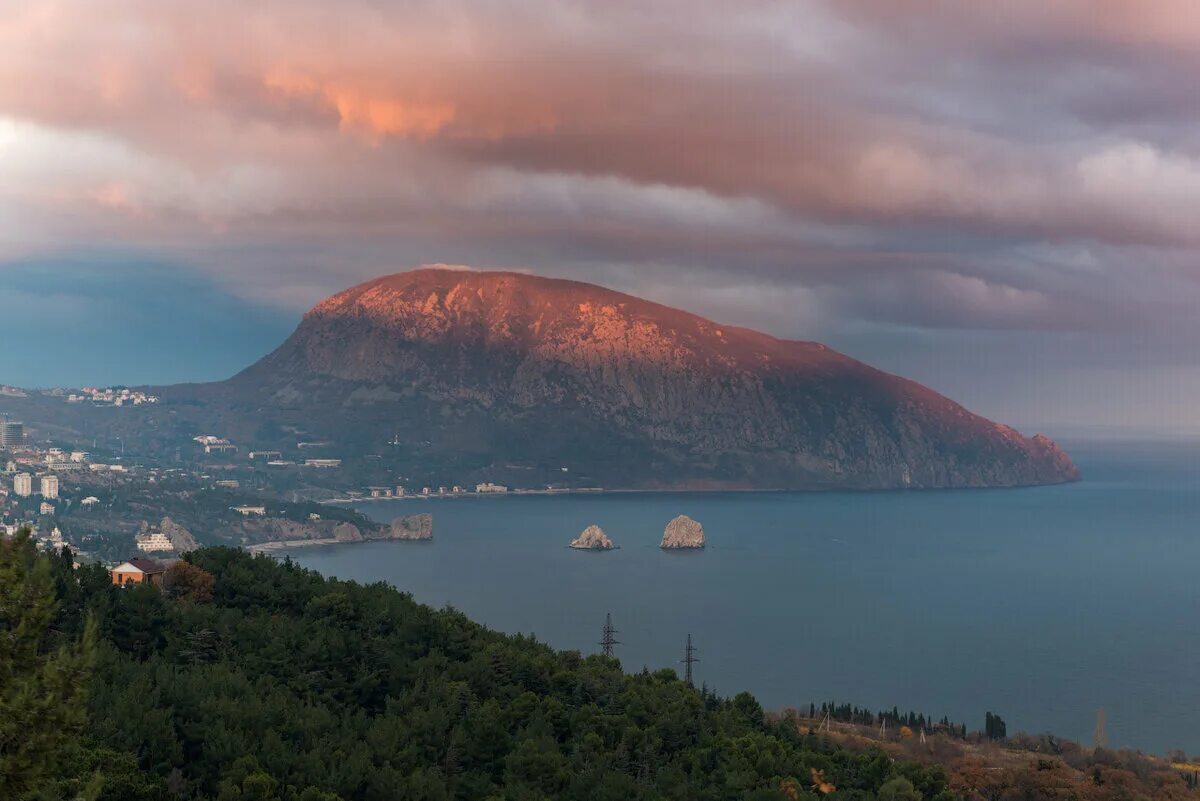 Медведь гора в крыму фото с ногами Легенды Крыма. Медведь-гора. Аю-даг. Татьяна и Николай Дзен