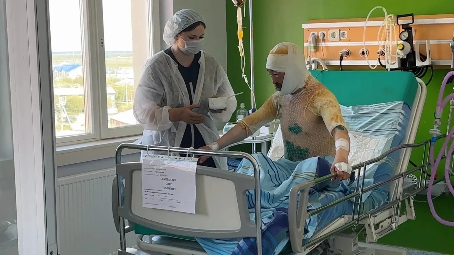 Медведь напал на человека фото Выживший после нападения белого медведя в Ямальском районе рассказал, как произо