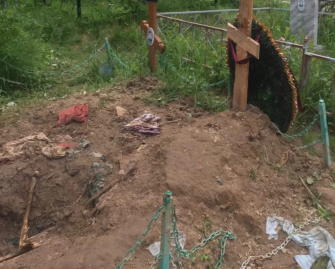 Медведь разрыл могилу на кладбище фото Жители Ухты сообщают о медведе на кладбище Комиинформ