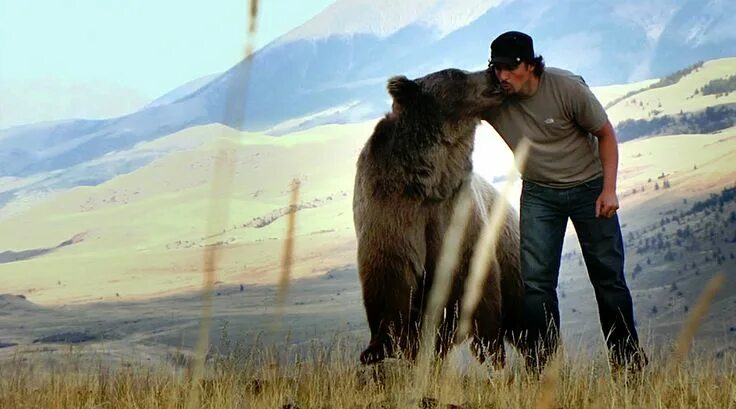 Медведь рядом с человеком фото Pin by Jamie Duffy-Keller on Casey Anderson = LOVE Animals friendship, Animals f