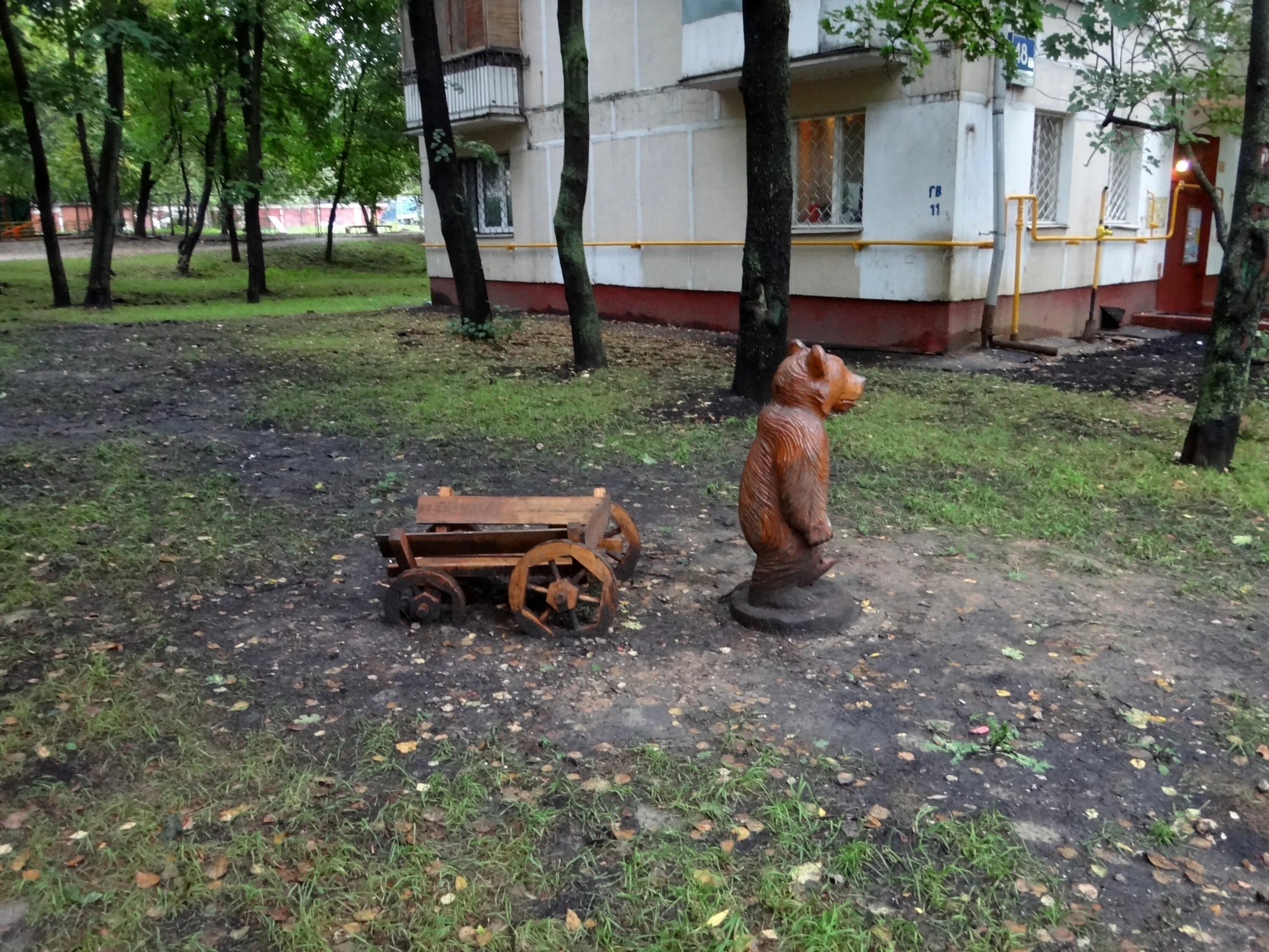 Медведь ул рахова 170 фото Деревянная скульптура медведя с тележкой - Москва