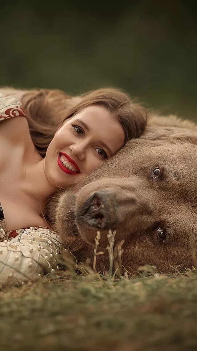 Медведь женщина фото Обои Улыбка девушки и медведя, отдых на земле 640x1136 iPhone 5/5S/5C/SE Изображ
