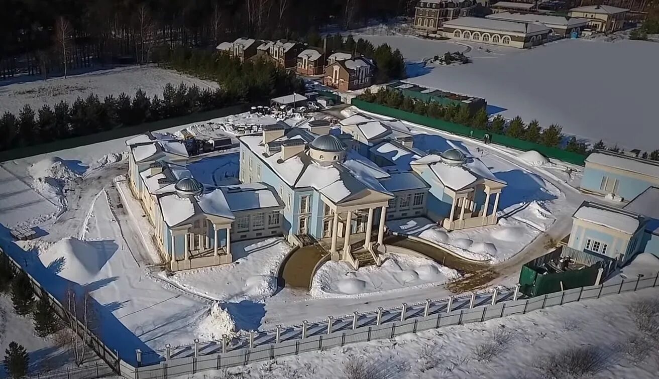Медведев дача фото У главы охраны Медведева нашли особняк за миллиард рублей