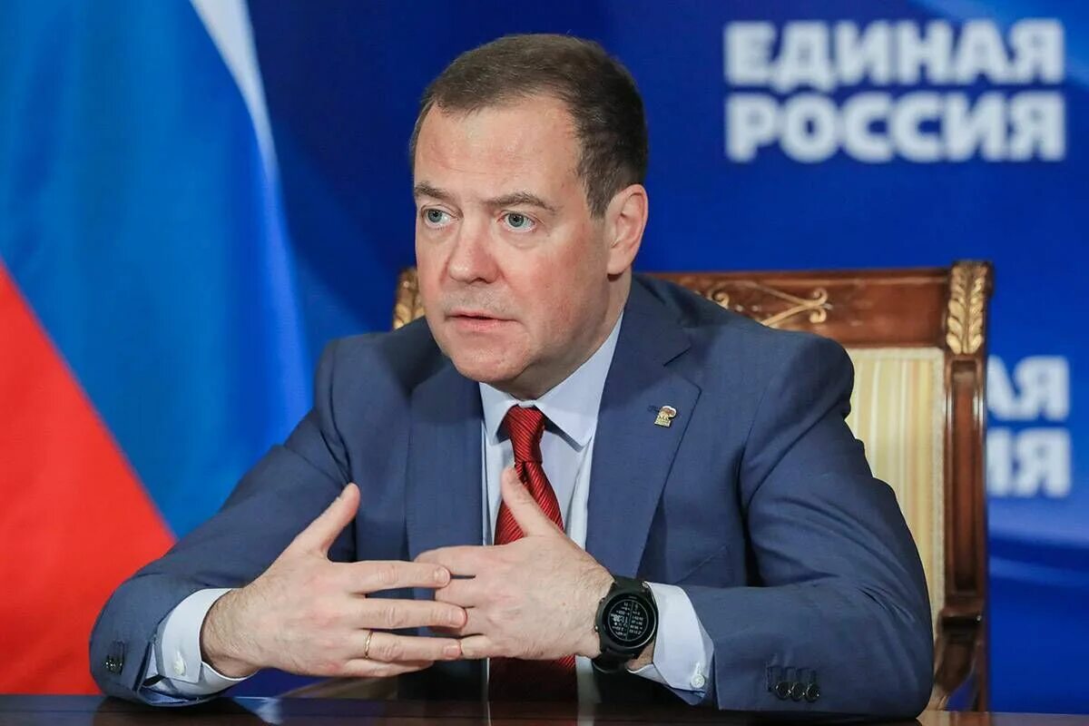Медведев дмитрий анатольевич фото 2024 Дмитрий Медведев: "Единая Россия" поможет выработать законодательные решения по 