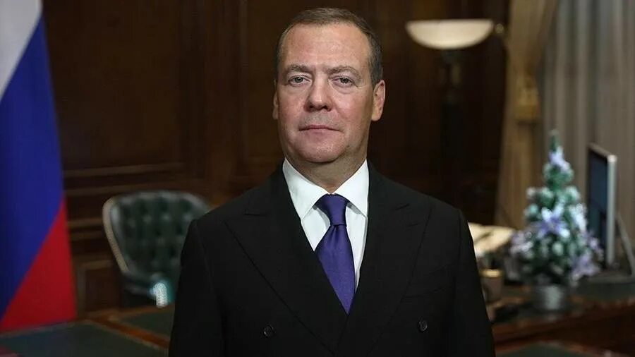 Медведев дмитрий анатольевич фото 2024 Медведев напомнил о правилах военного времени по отношению к предателям Новости 