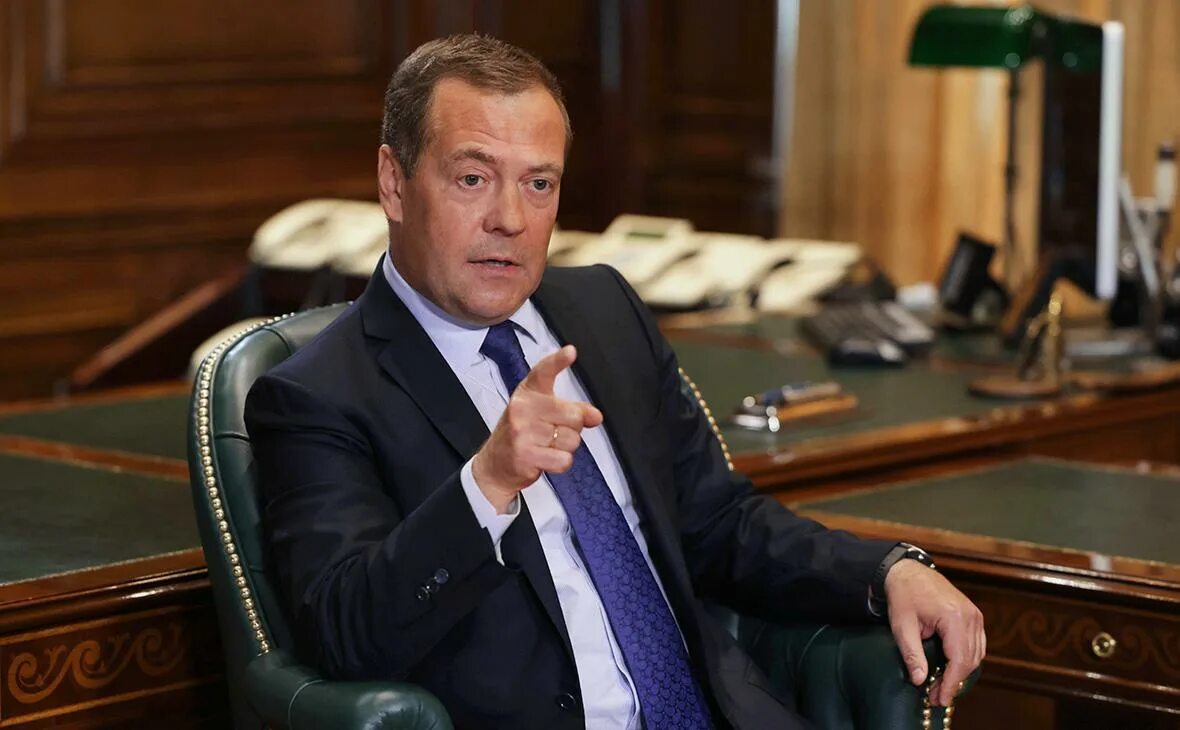 Медведев дмитрий анатольевич фото сейчас Медведев ответил на выдачу ордера на арест Путина по-английски - РБК