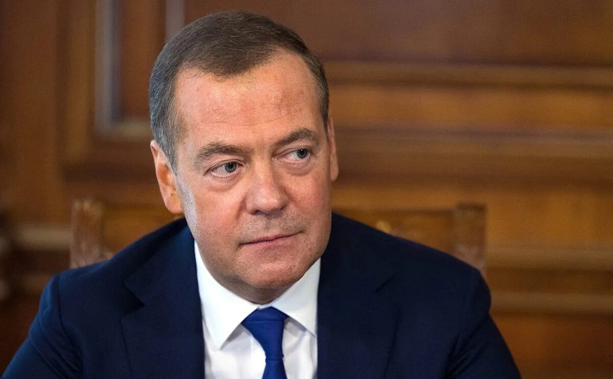 Медведев дмитрий анатольевич фото сейчас Медведев призвал создать "санитарную полосу" и допустил поход до Львова - РБК