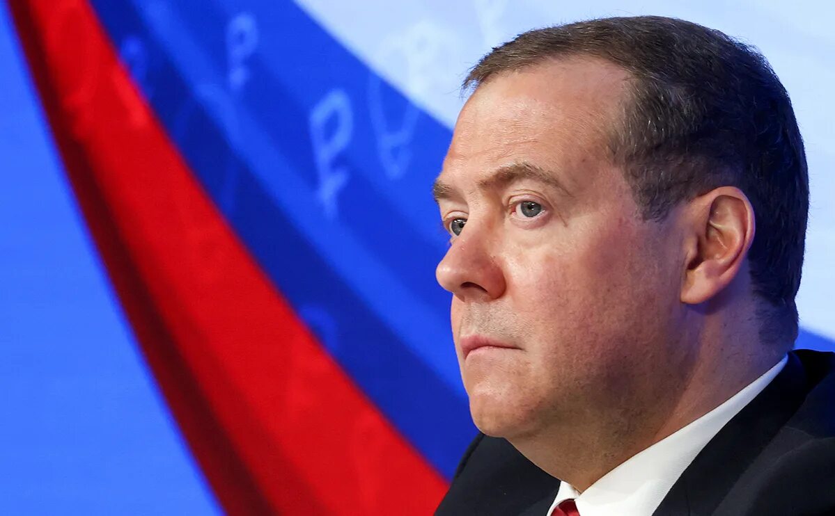 Медведев дмитрий анатольевич фото сейчас Медведев назвал США и Британию "наперсточниками" из-за дешевеющего евро - РБК