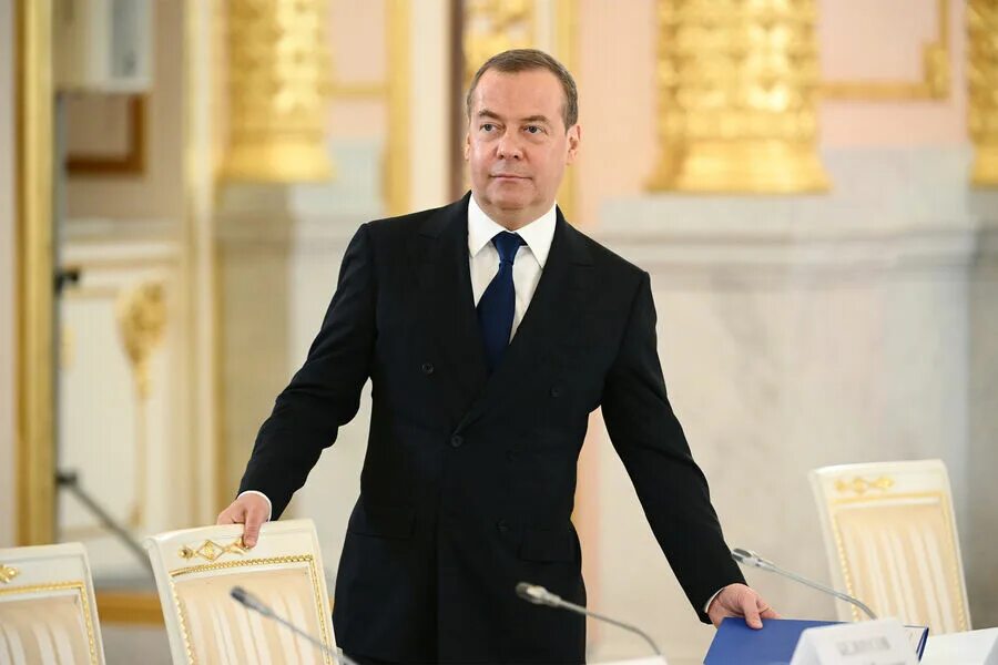 Медведев фото рост Медведев предложил использовать "эффективные решения по доукомплектованию армии"