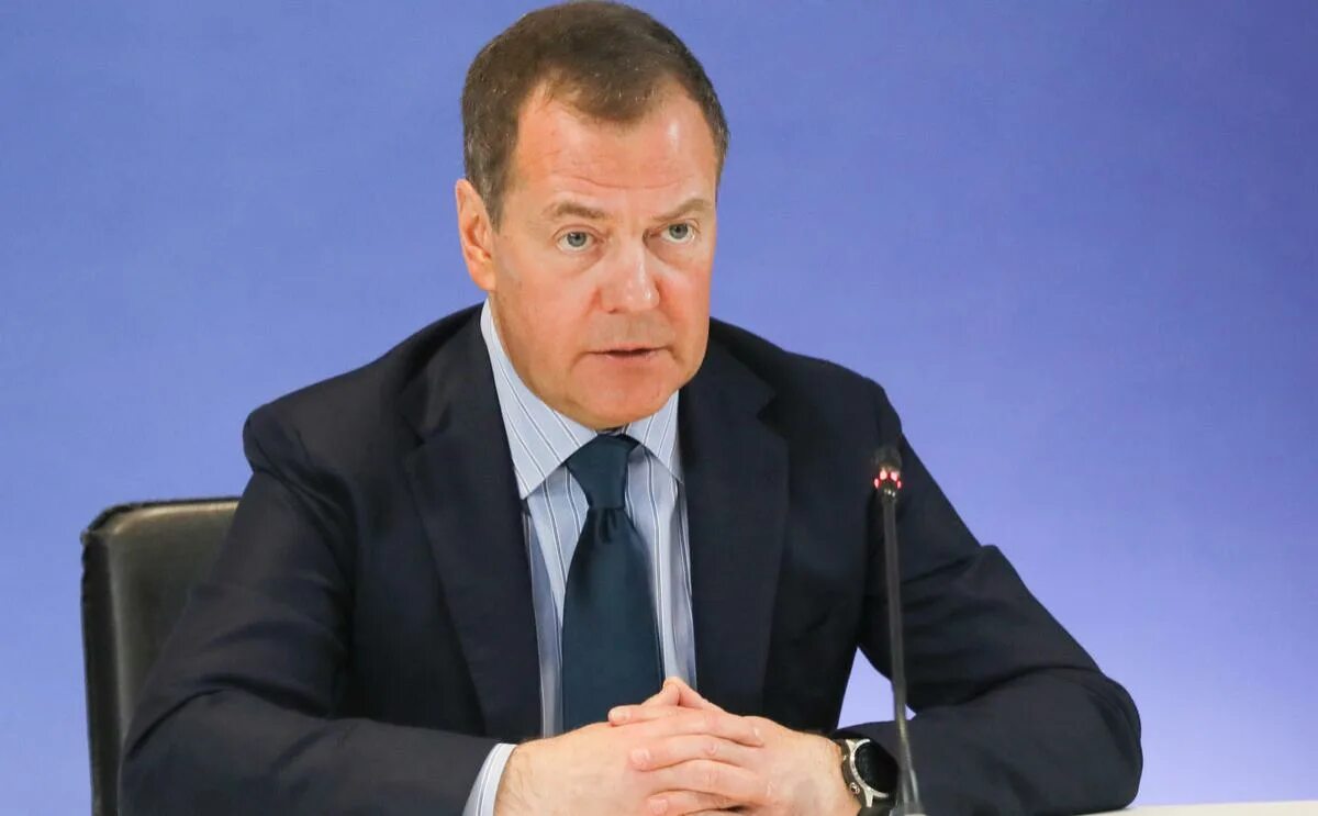 Медведев фото сейчас Медведев рассказал, как поступать с "антигосударственными" силами - РБК