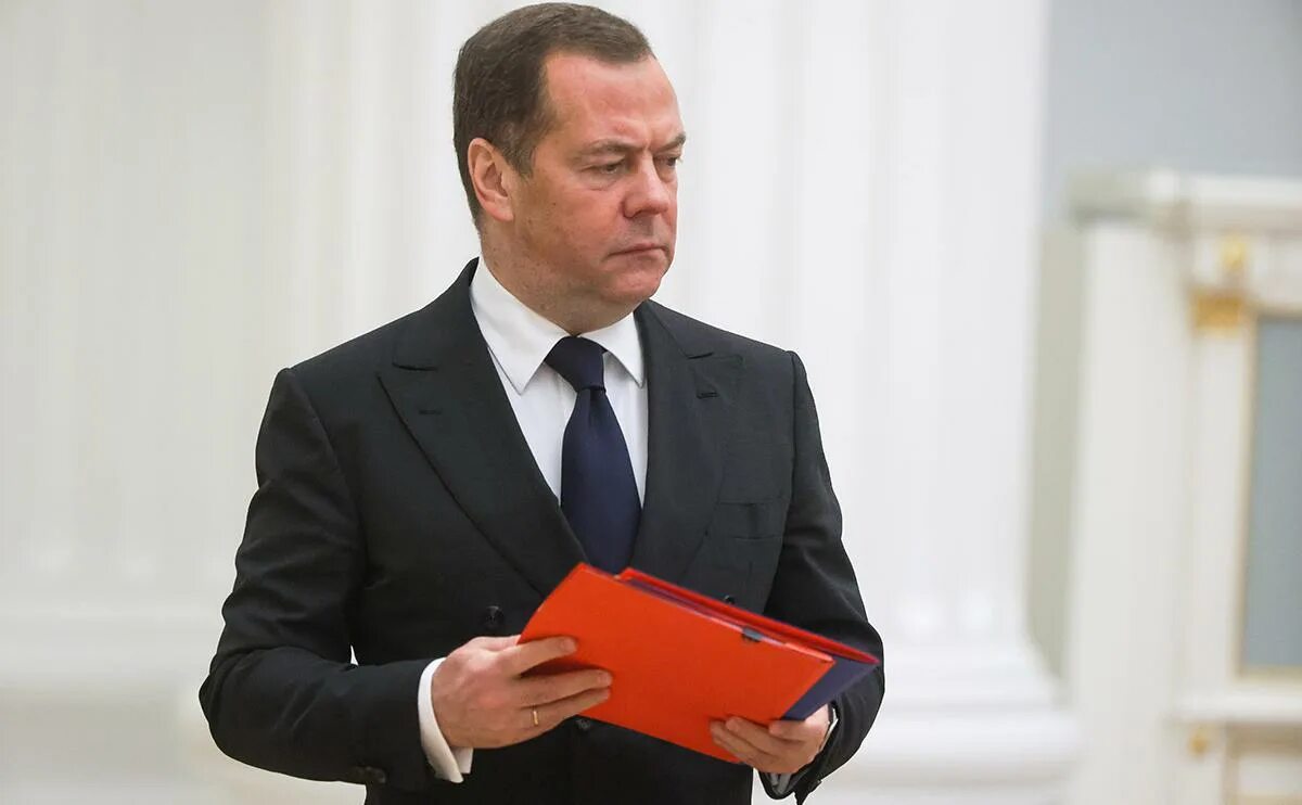 Медведев фото сейчас Bloomberg узнал о планах Столтенберга увеличить взносы в фонд для Украины - РБК