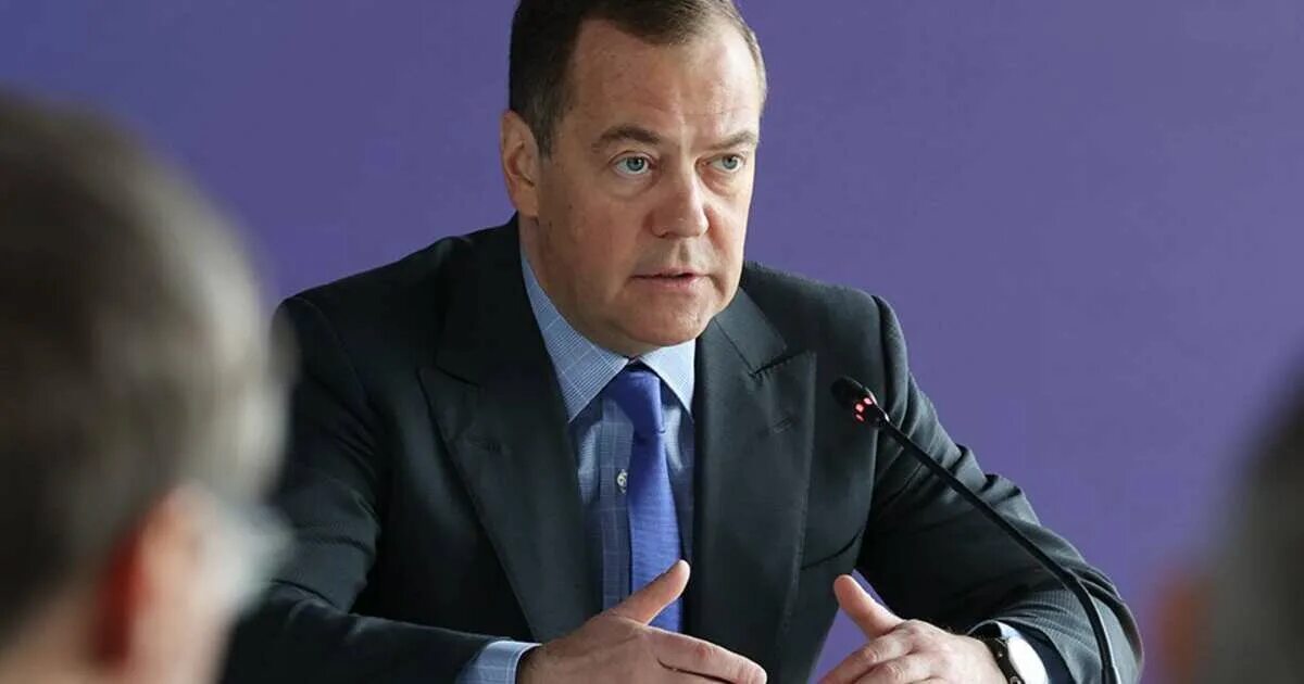 Медведев фото сейчас Песков назвал объяснимыми резкие высказывания Медведева - 08.06.2022 - Политика 