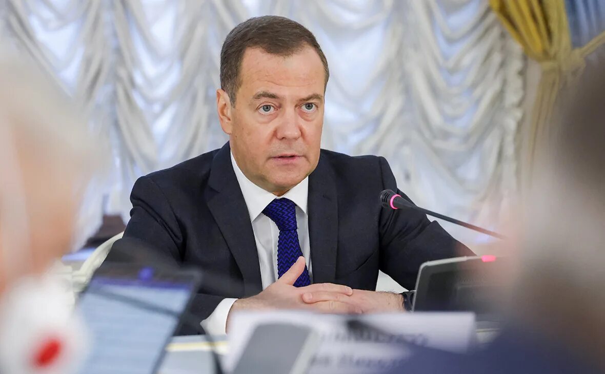 Медведев фото сейчас Медведев увидел в словах Дуды о границе провозглашение раздела Украины - РБК