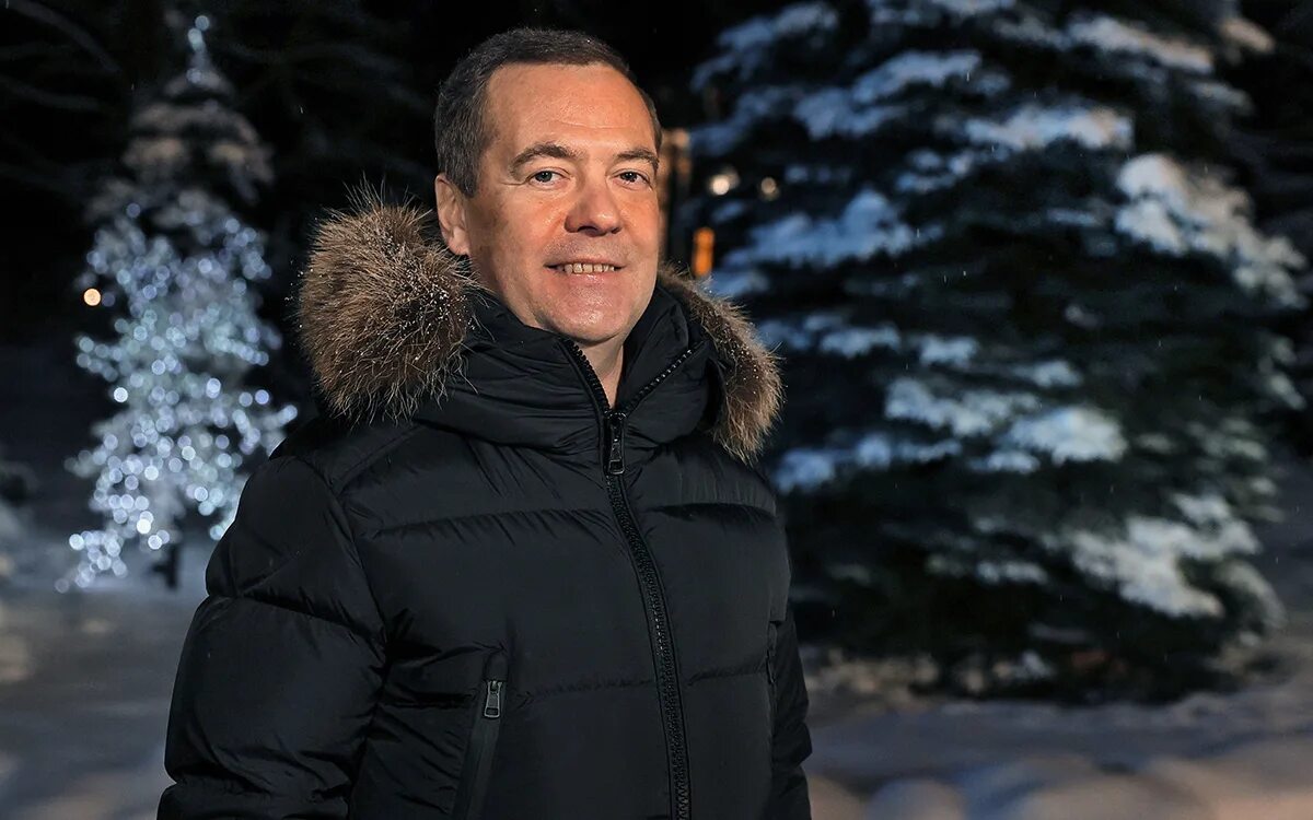 Медведев фото сейчас Медведев заявил, что в 2021-м трудностей хватило "с лихвой" - РБК
