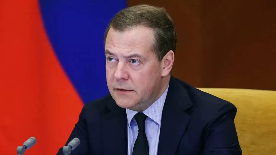 Медведев фото сейчас Путин назначил Медведева зампредом Военно-промышленной комиссии РФ Новости полит