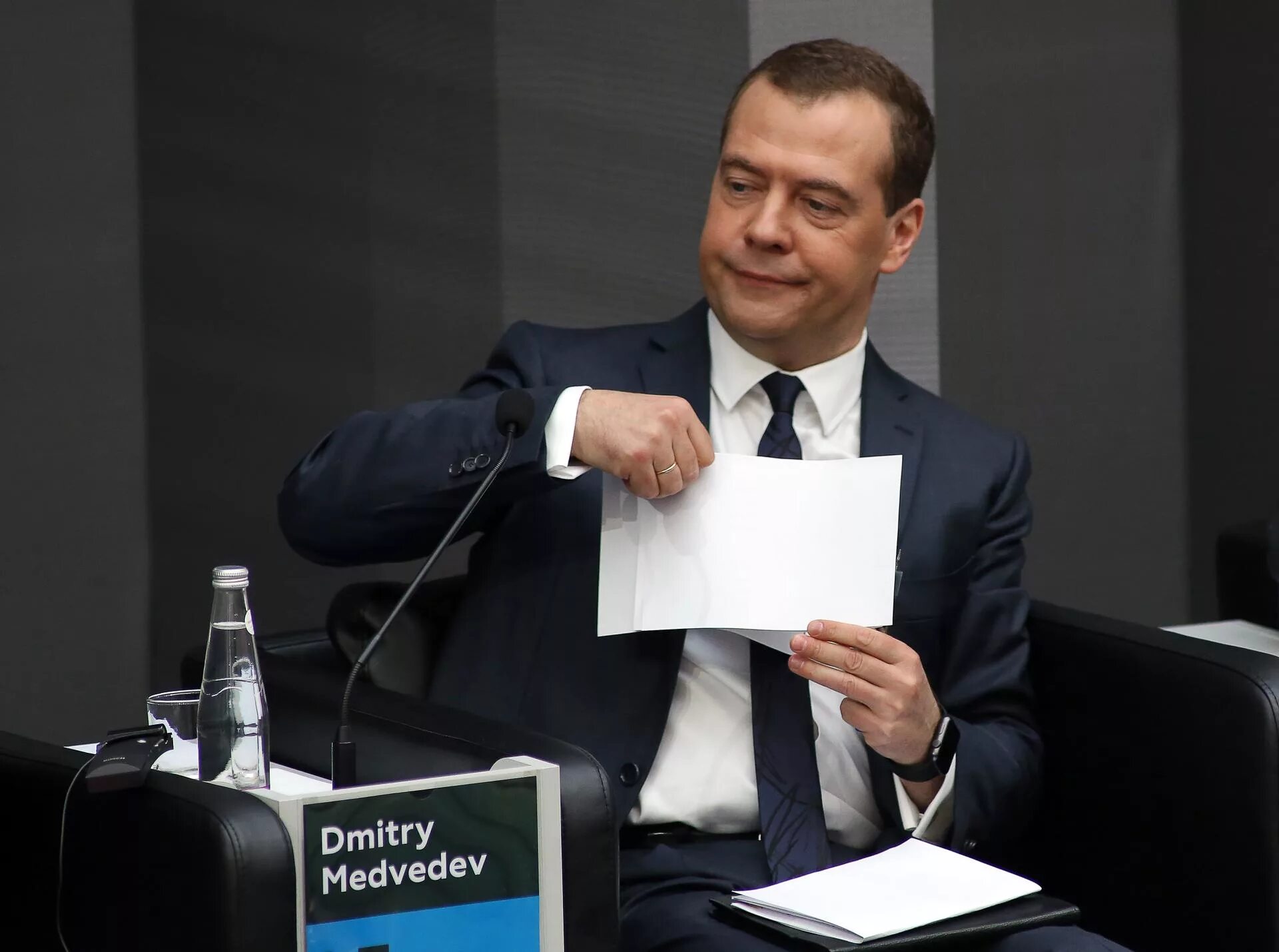 Медведев смешное фото Медведев назначил заместителя министра энергетики