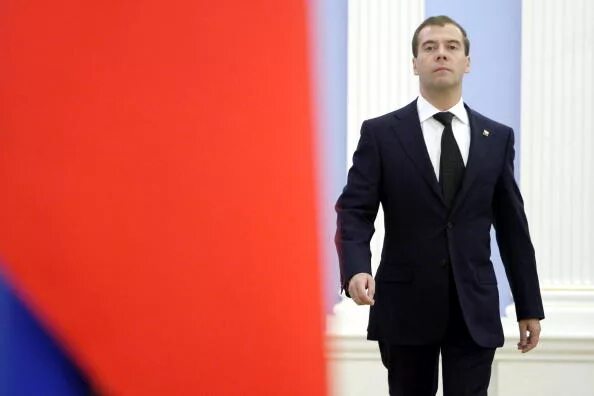 Медведев в полный рост фото Ответы Mail.ru: Почему парни не любят одеваться красиво?