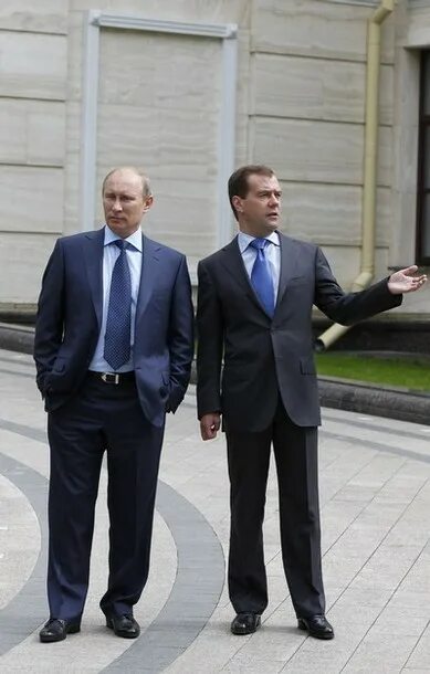 Медведев в полный рост фото Кто выше ростом: Владимир Путин или Дмитрий Медведев?