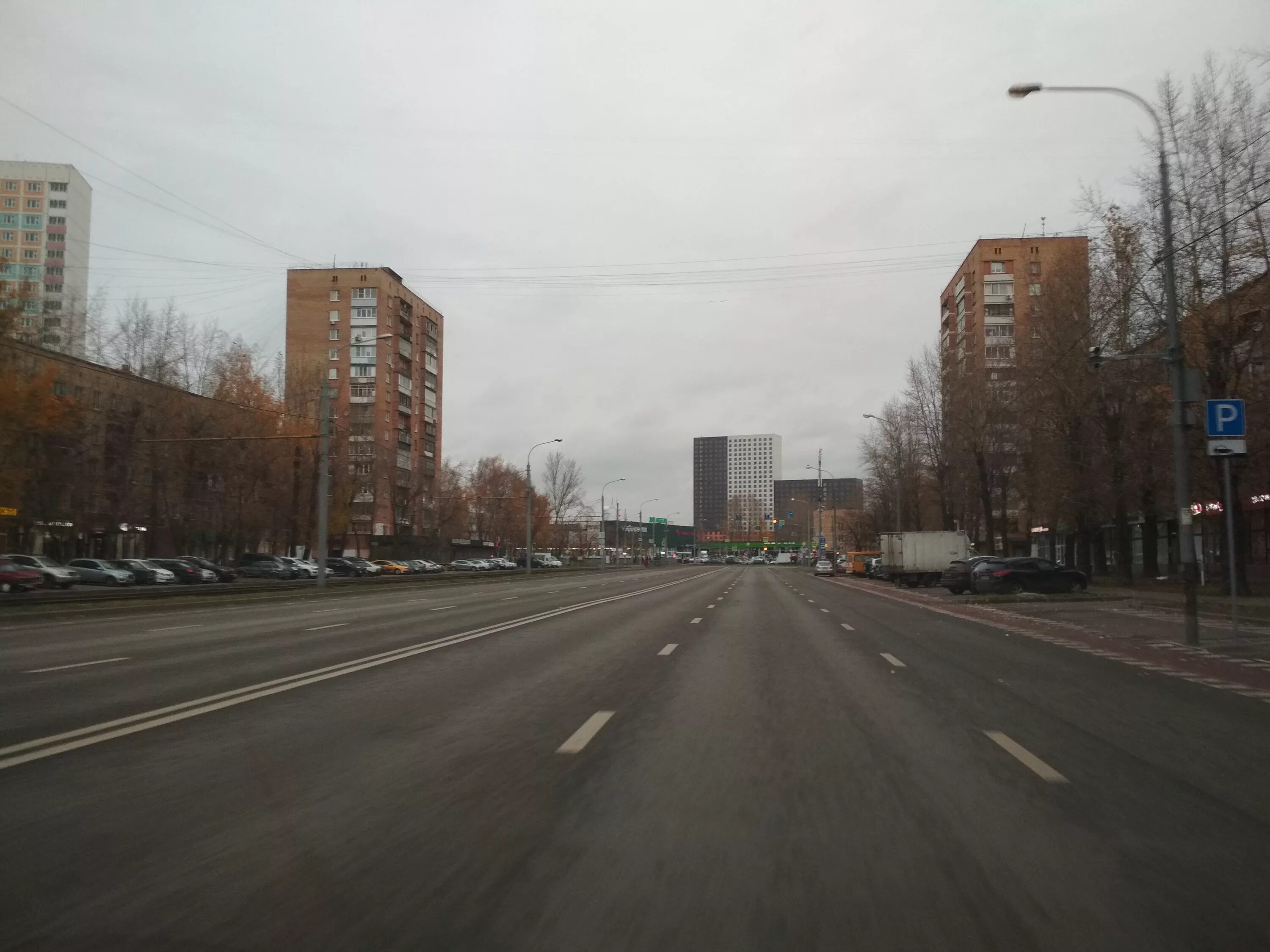Медведково москва широкая улица фото Файл:Полярная улица, вид на север 20181103 082009.jpg - Википедия