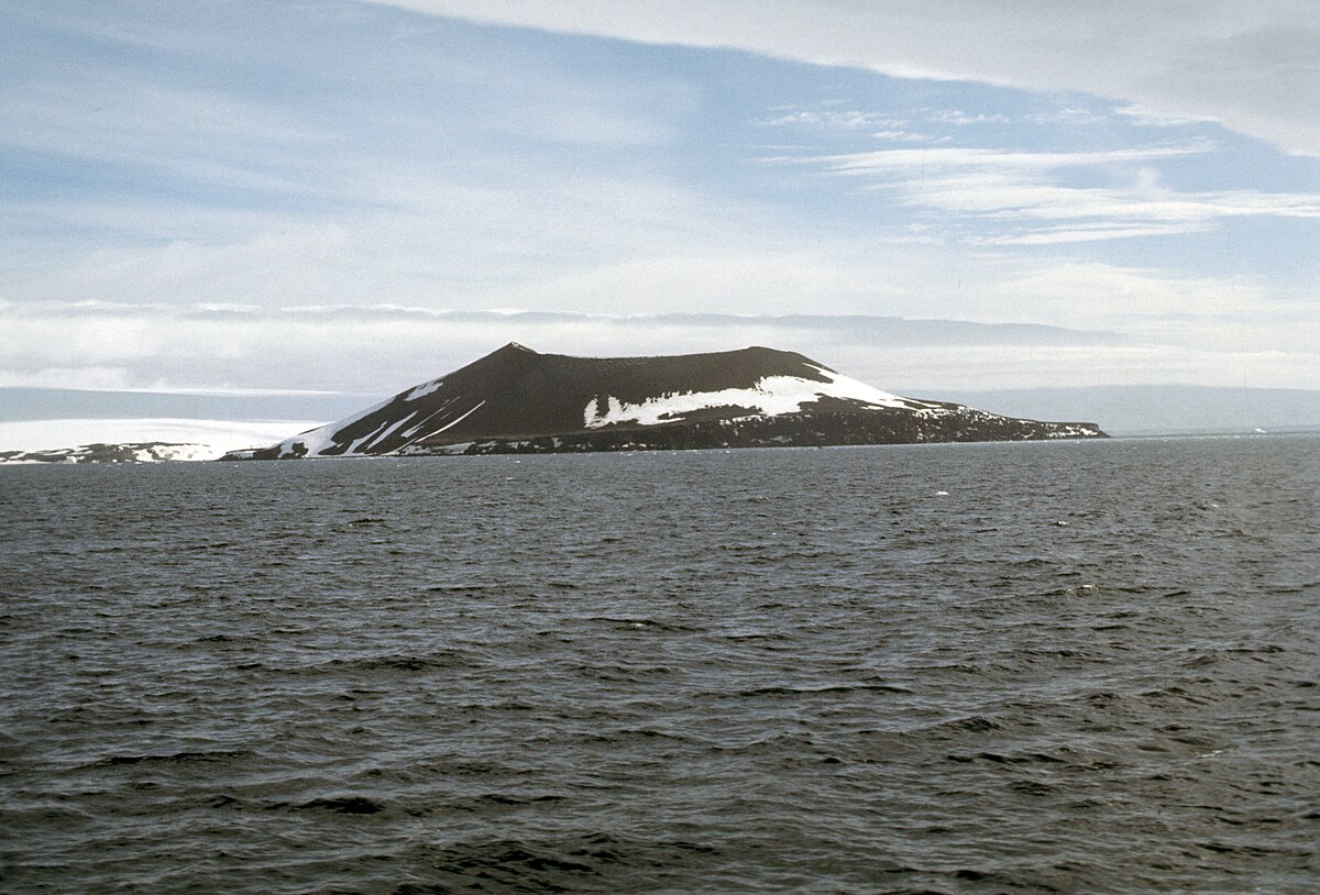 Медвежьи острова фото File:Penguin Island (South Shetland Islands) 1979–1980.jpg - Wikipedia