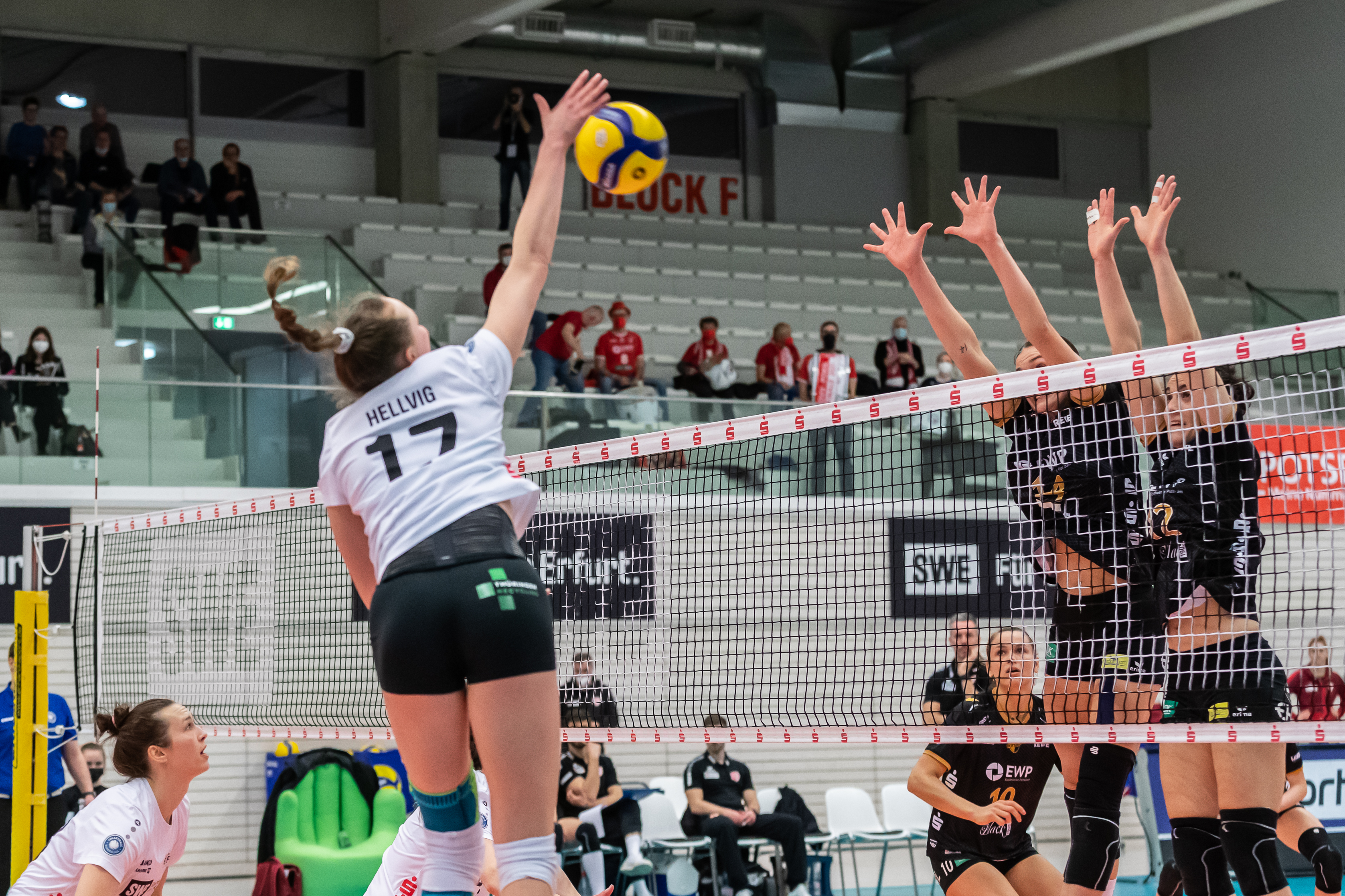 Медвежьи озера волейбол 9 мая 2022 фото File:2022-03-09 Volleyball, 1. Bundesliga Frauen, Schwarz-Weiss Erfurt - SC Pots