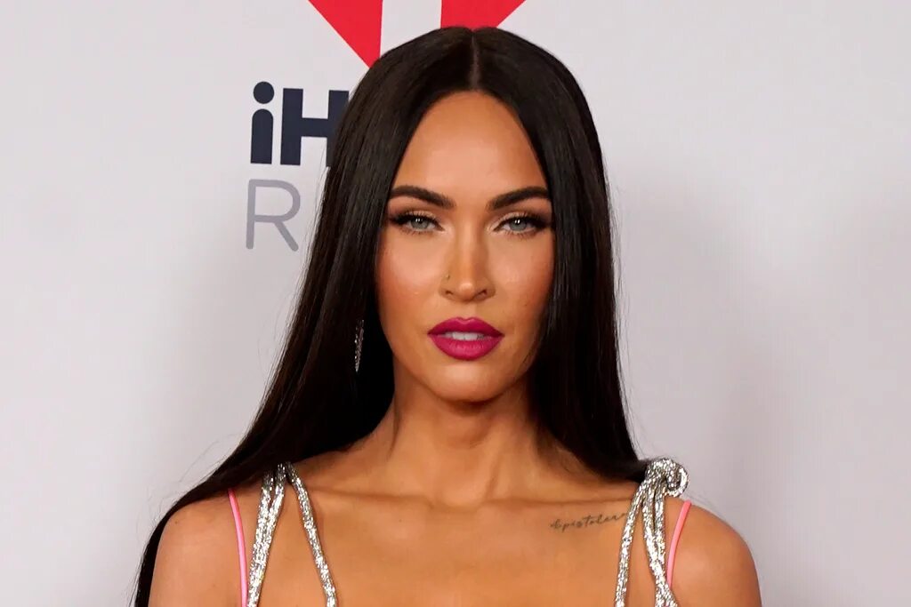 Меган фокс как выглядит сейчас 2024 Megan Fox Pops in the Silkiest Pink Corset & Glittering Bow Heels at iHeartRadio