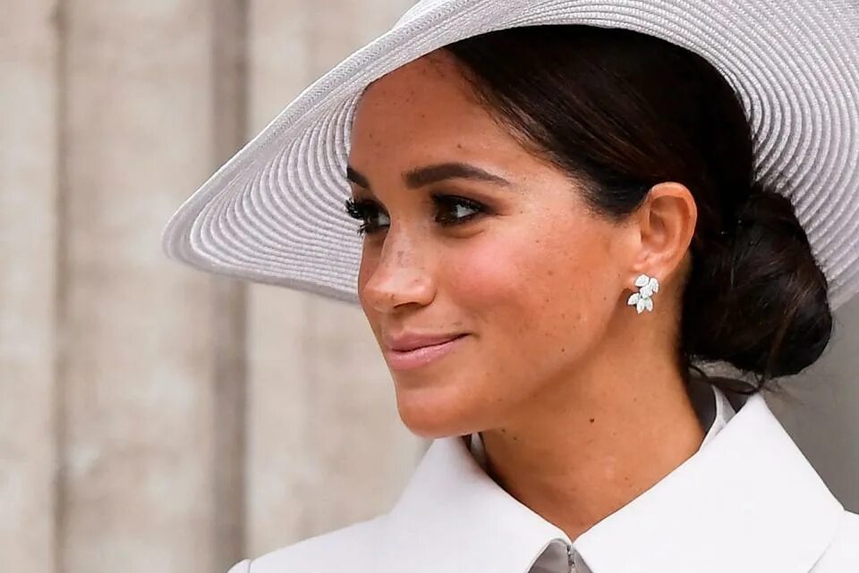 Меган маркл сегодня фото Meghan Markle Showed Off Her Flair For Statement-Making Earrings in Nigeria