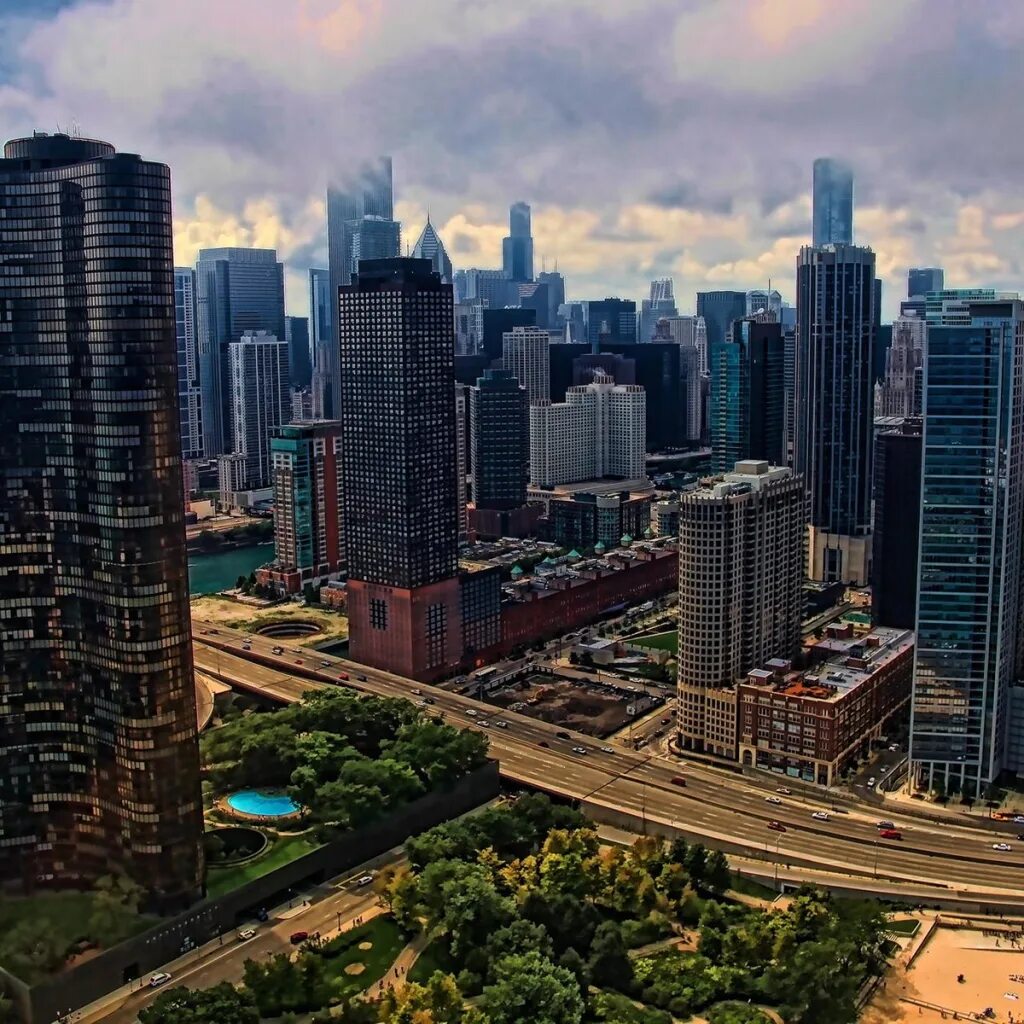 Мегаполис зеленый фото Download 1024x1024 chicago, usa, skyscrapers, city, clouds Wallpapers