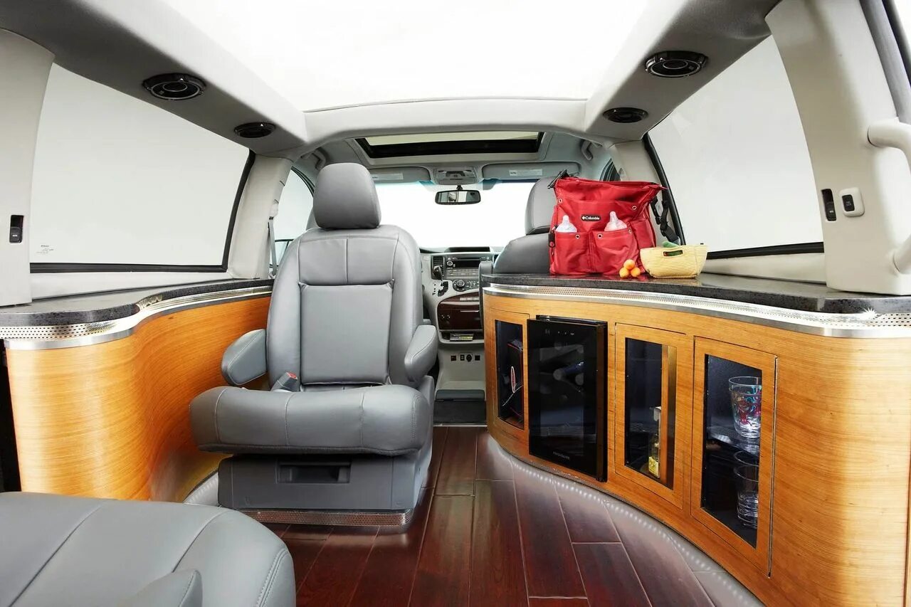 Минивэн фото салона 2011 Custom Toyota Sienna Swagger Wagon Pictures Toyota sienna, Mini van, Toyota