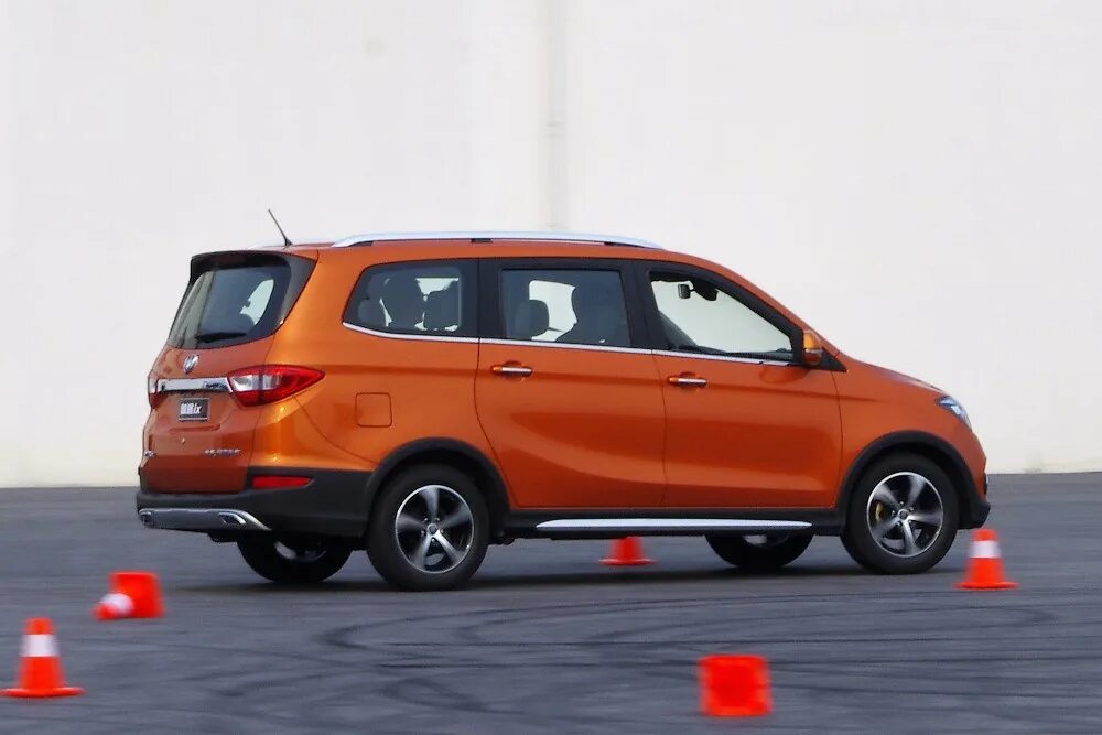 Минивэн на базе весты фото Китайцы пригрозили конкуренцией Lada Largus - Российская газета