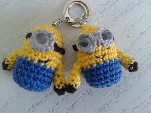 Миньоны брелок крючком схема и описание амигуруми Minion sleutelhanger haken. Crochet minion keychain. Amigurumi, Manualidades, Ll