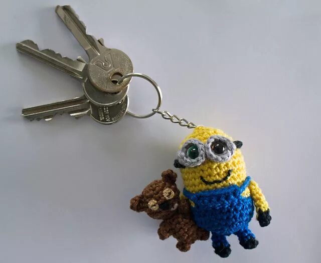 Миньоны брелок крючком схема и описание амигуруми Crocheted Minion Bob keychain pattern by Caits CrochetedDolls Minion crochet, Mi