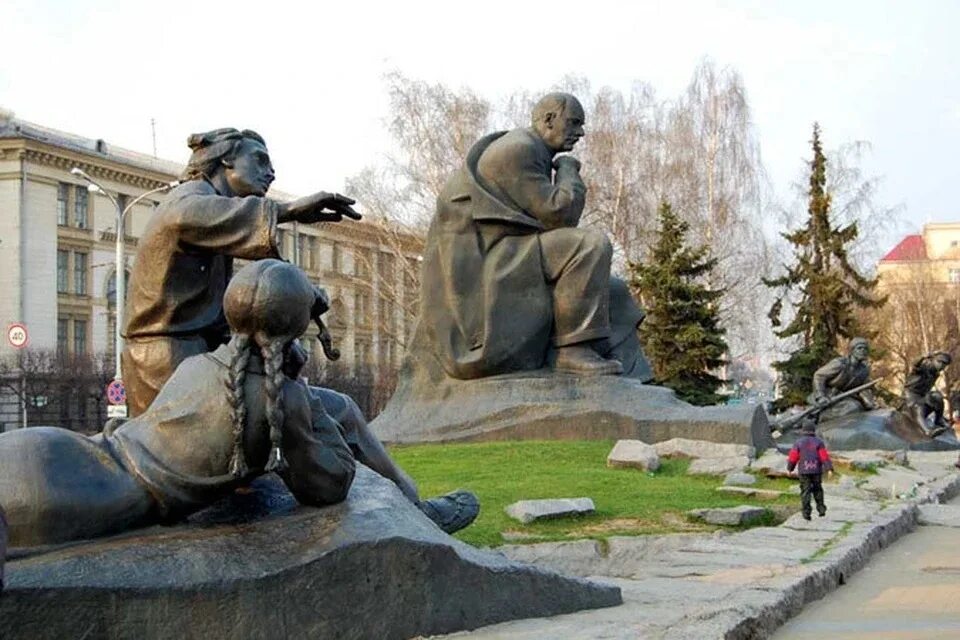 Минск площадь якуба коласа фото Мицкевичу могли поставить только бюст, а прототип Прикуривающего умер перед откр