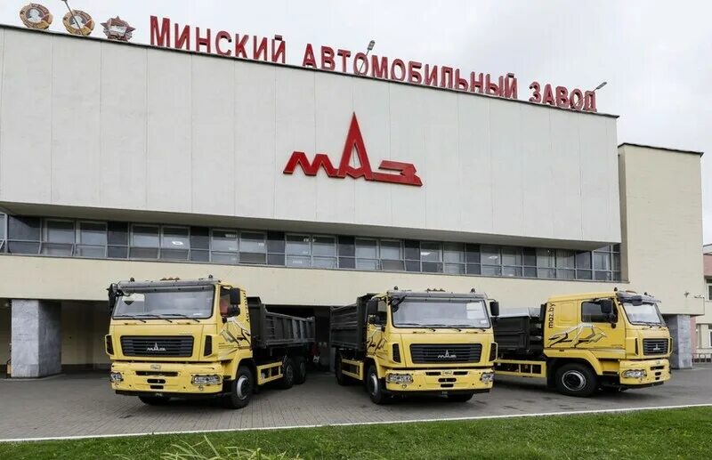 Минский автомобильный завод фото Трёхосный туристический автобус МАЗа: первое фото