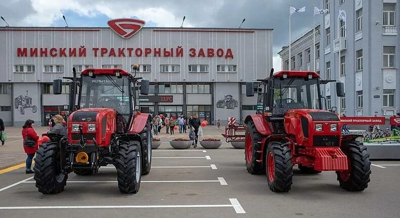 Минский тракторный завод фото Минский тракторный завод планирует освоить до 70% российского рынка ИА Красная В