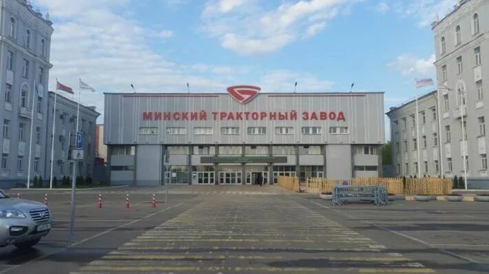 Минский тракторный завод фото МТЗ устроил в Минске огненное шоу "огнедышащих тракторов" ✅ Подробнее: https://w