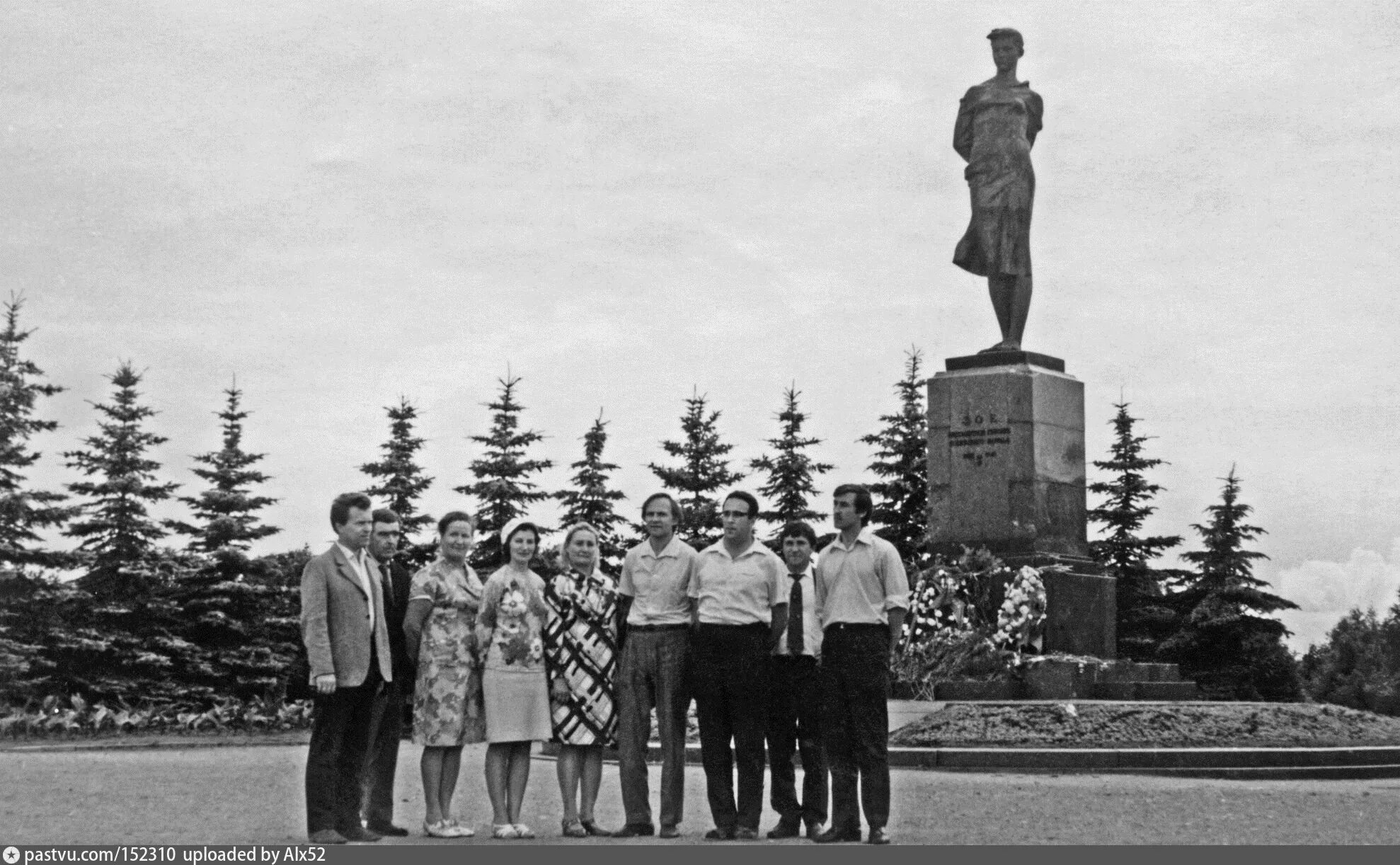 Минское шоссе памятник зои космодемьянской фото текст Памятник Зое Космодемьянской на Минском шоссе - Фотографии прошлого